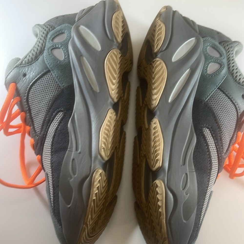Yeezy Boost 700 - Picture 9 of 14